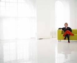 Panoramafenster mit luftigem Vorhang im modernen Einrichtungsstil Gestaltung mit Gardinen und Vorhängen - Panoramafenster